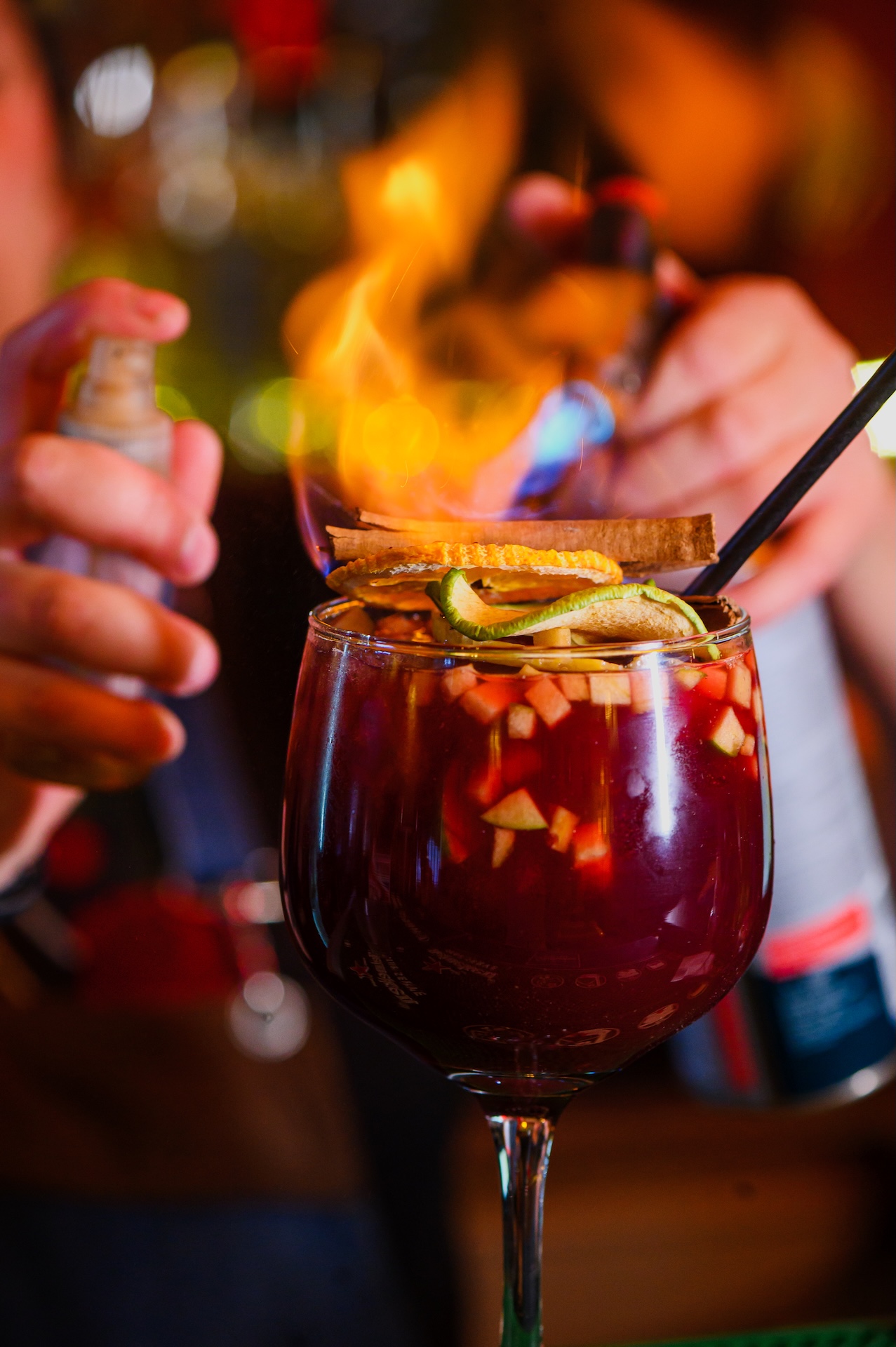 Sangría flambeada de Casalegre, con canela y cítricos deshidratados